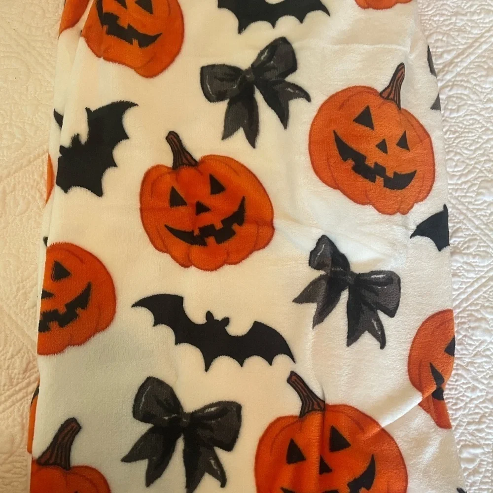 Halloween fleece trow blanket with pumpkins ribbons and‎ bats size 50x70